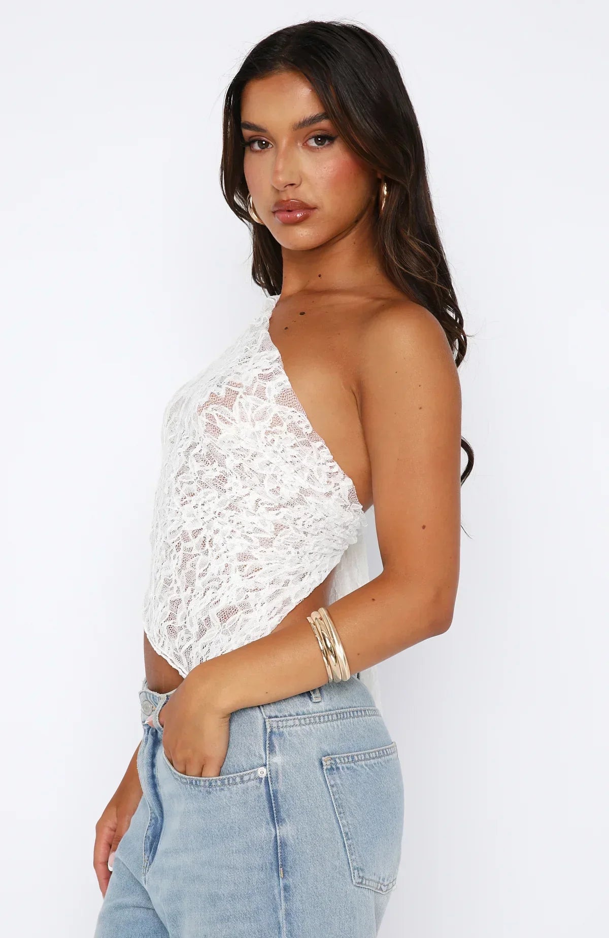 top blouses : Eleanor – Haut court chic asymétrique en dentelle florale in van Seroa