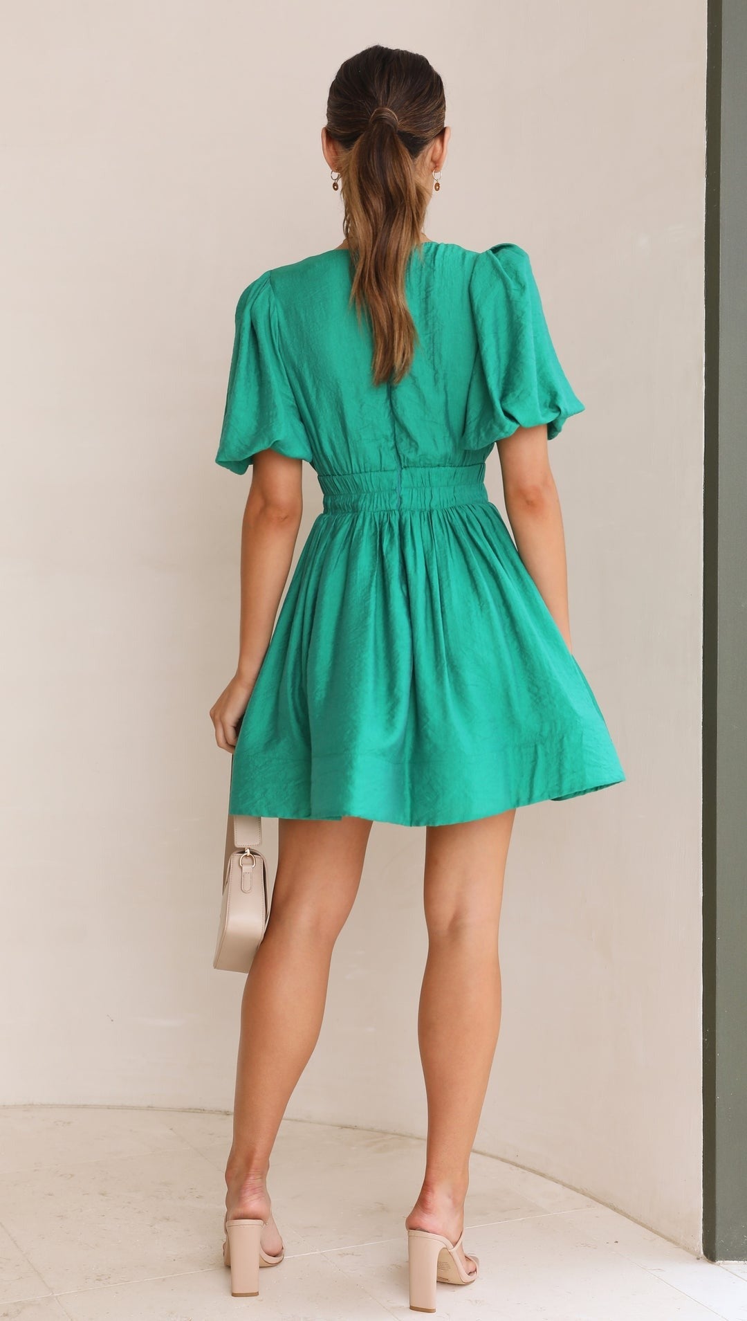 dresses : Amelie – Robe courte élégante en coton avec manches bouffantes et décolleté plongeant en V in van Seroa