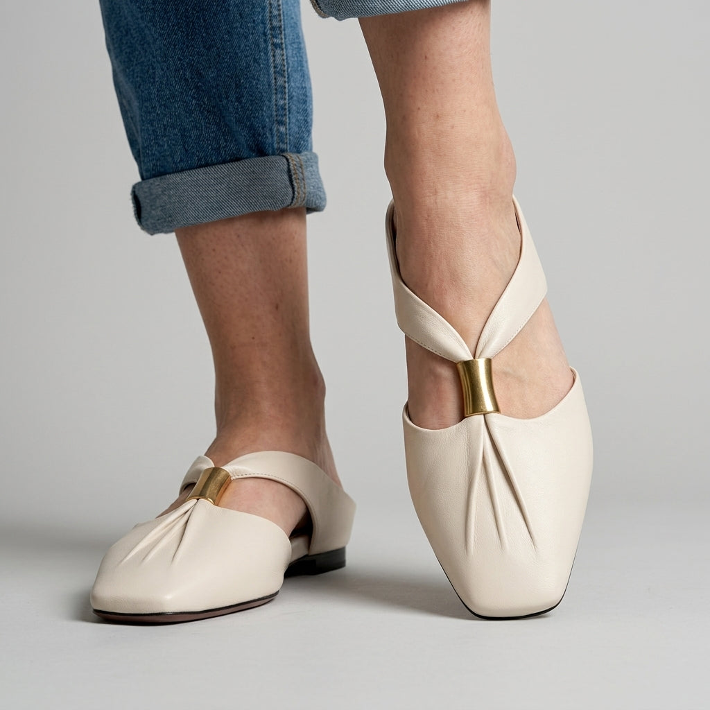 Mule plate en cuir, bout carré et barre dorée