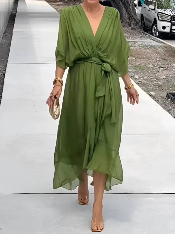 dresses : Alina – Robe Élégante Portefeuille en Mousseline à Col en V et Coupe Fluide in Vert van Seroa