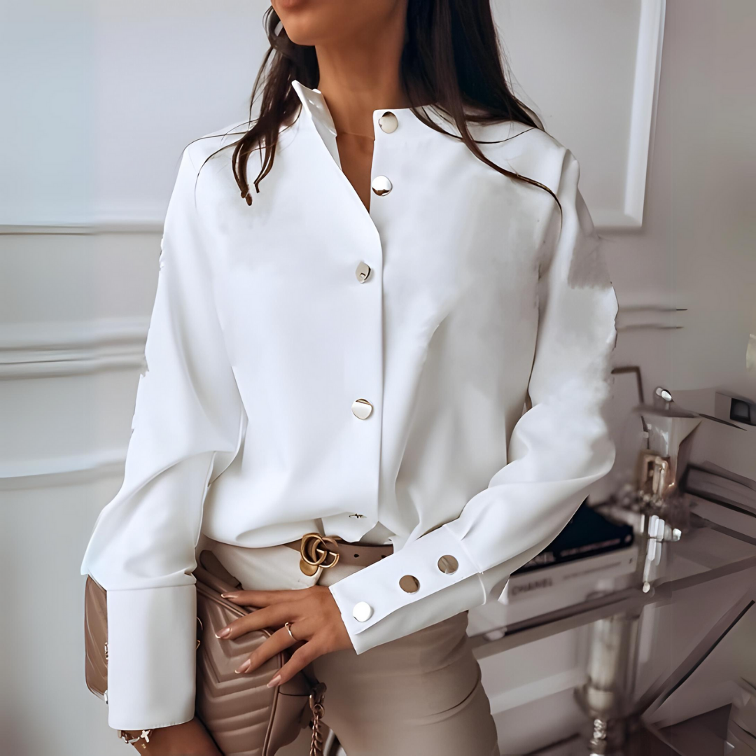 top blouses : Camille – Blouse Chic Asymétrique Boutonnée en Satin in Blanc van Seroa