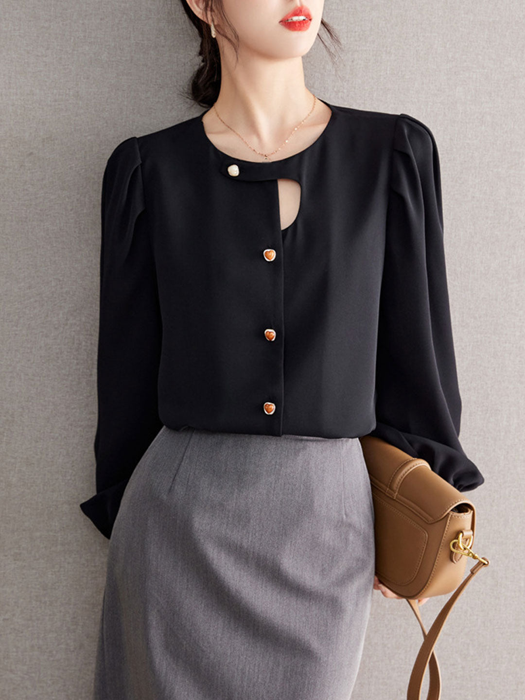 top blouses : Isabelle - Blouse Élégante Boutonnée avec Manches Bouffantes in Noir van Seroa