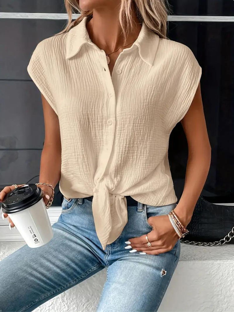 top blouses : Aria – Blouse Décontractée Sans Manches À Boutons Et Nœud Frontal in van Seroa