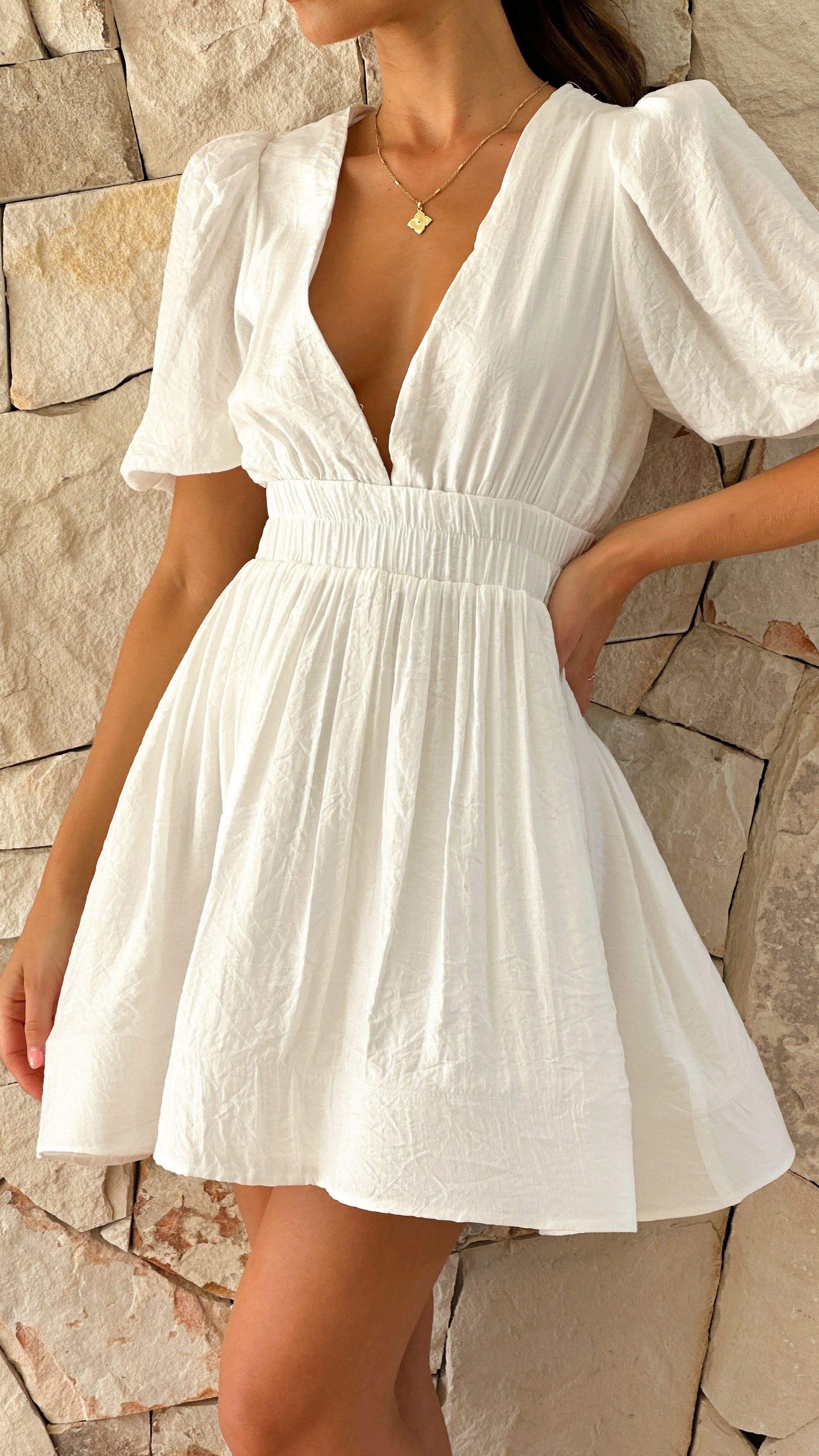 dresses : Amelie – Robe courte élégante en coton avec manches bouffantes et décolleté plongeant en V in Blanc van Seroa