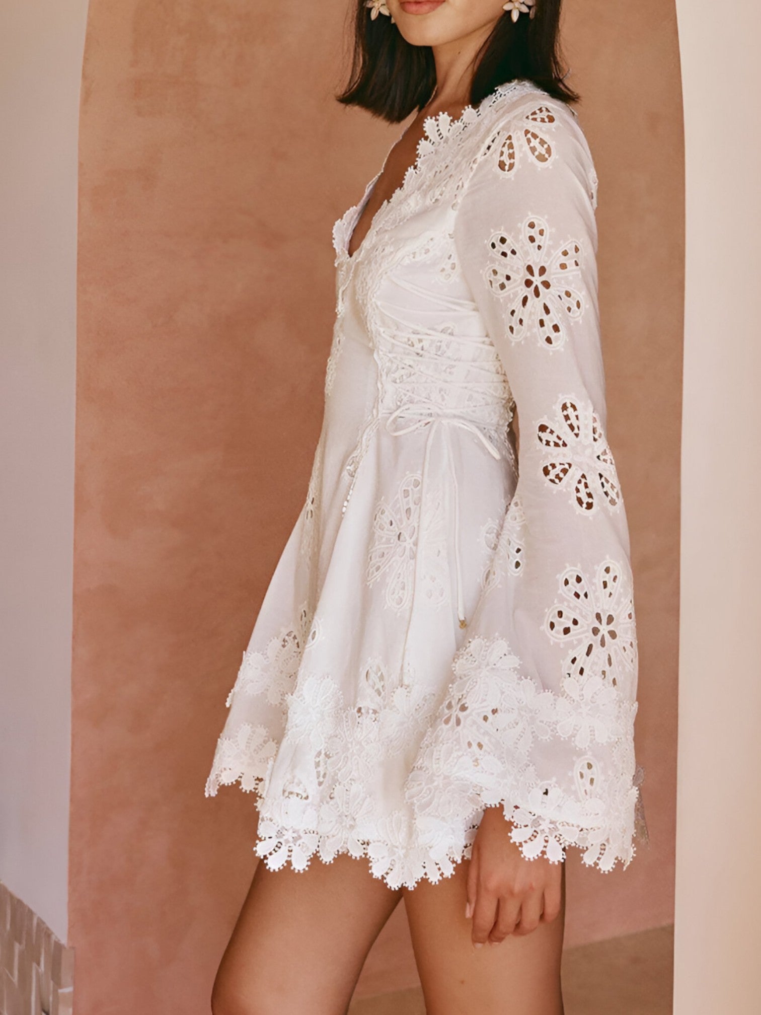 Leichtes Mini-Kleid mit Modeaccessoires für Damen, femininer Stil