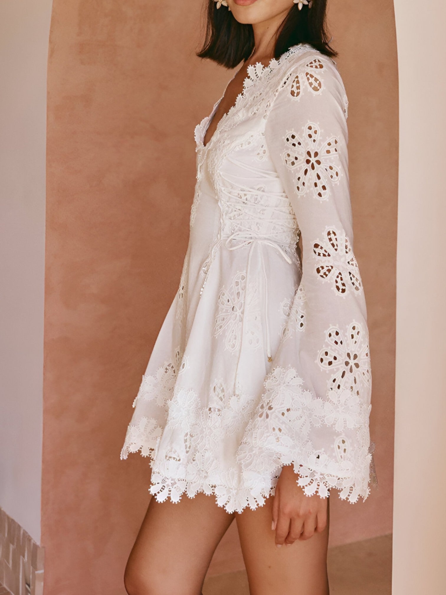 Leichtes Mini-Kleid mit Modeaccessoires für Damen, femininer Stil