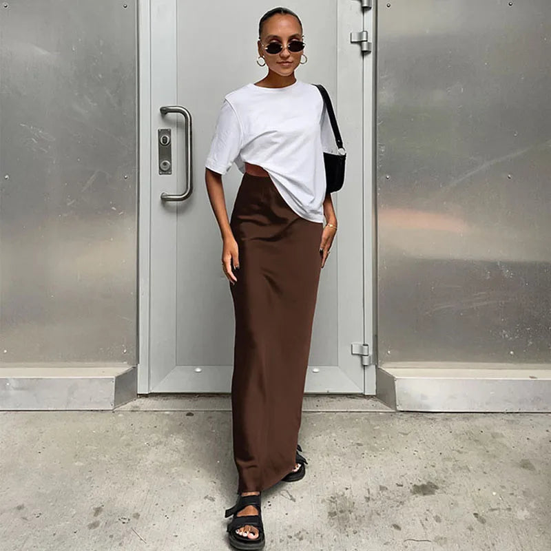 skirts : Emma - Jupe Maxi Élégante en Satin avec Taille Haute in Marron van Seroa