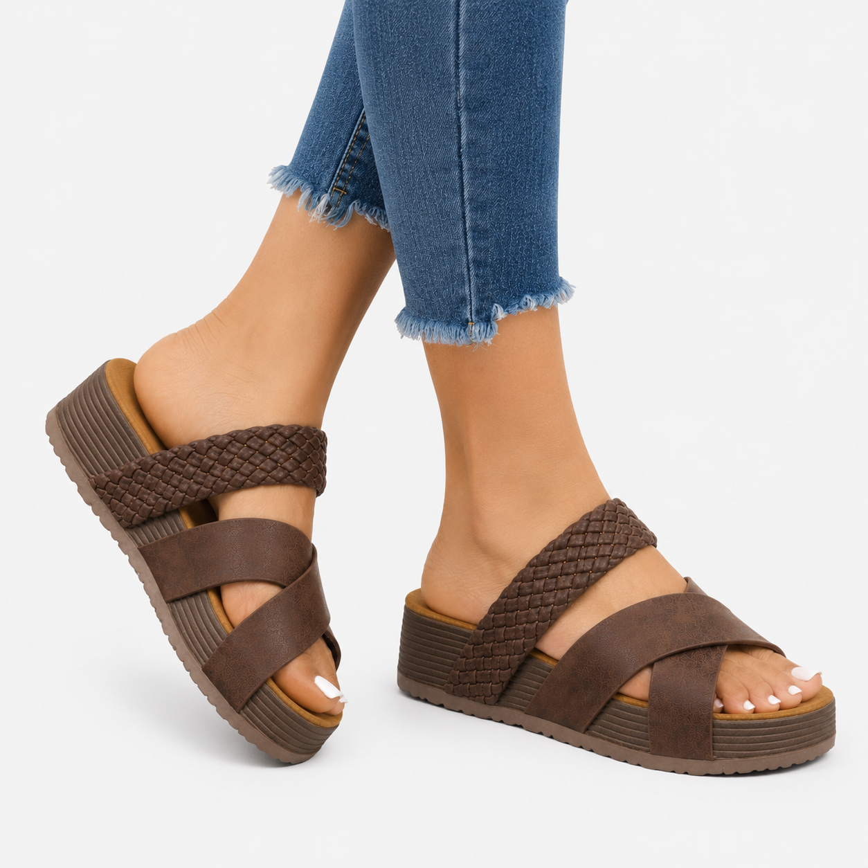 Bequeme Plateausandalen mit geflochtenen Riemen