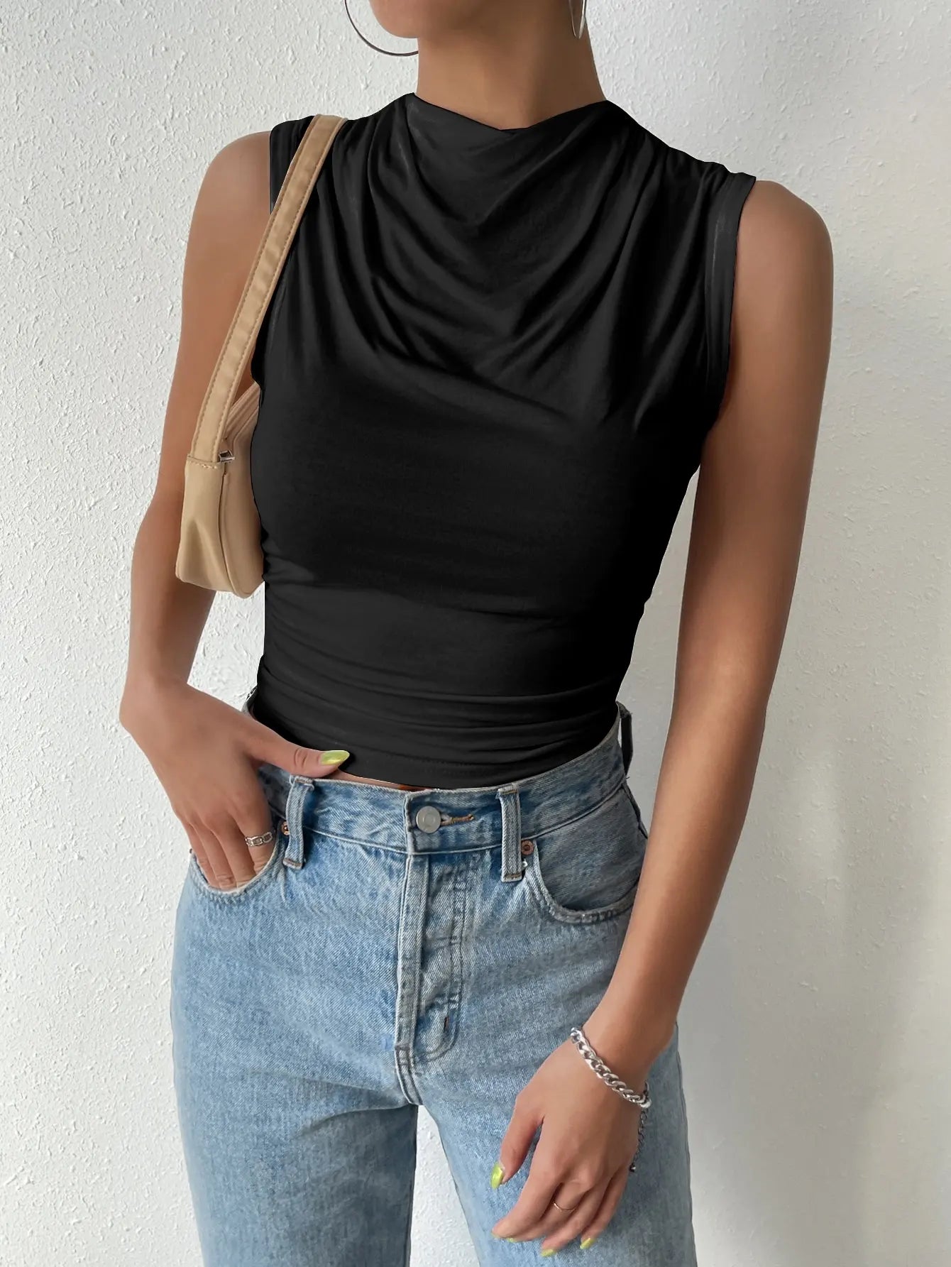 top blouses : Lina - Haut Ajusté Sans Manches avec Encolure Drapée in Noir van Seroa