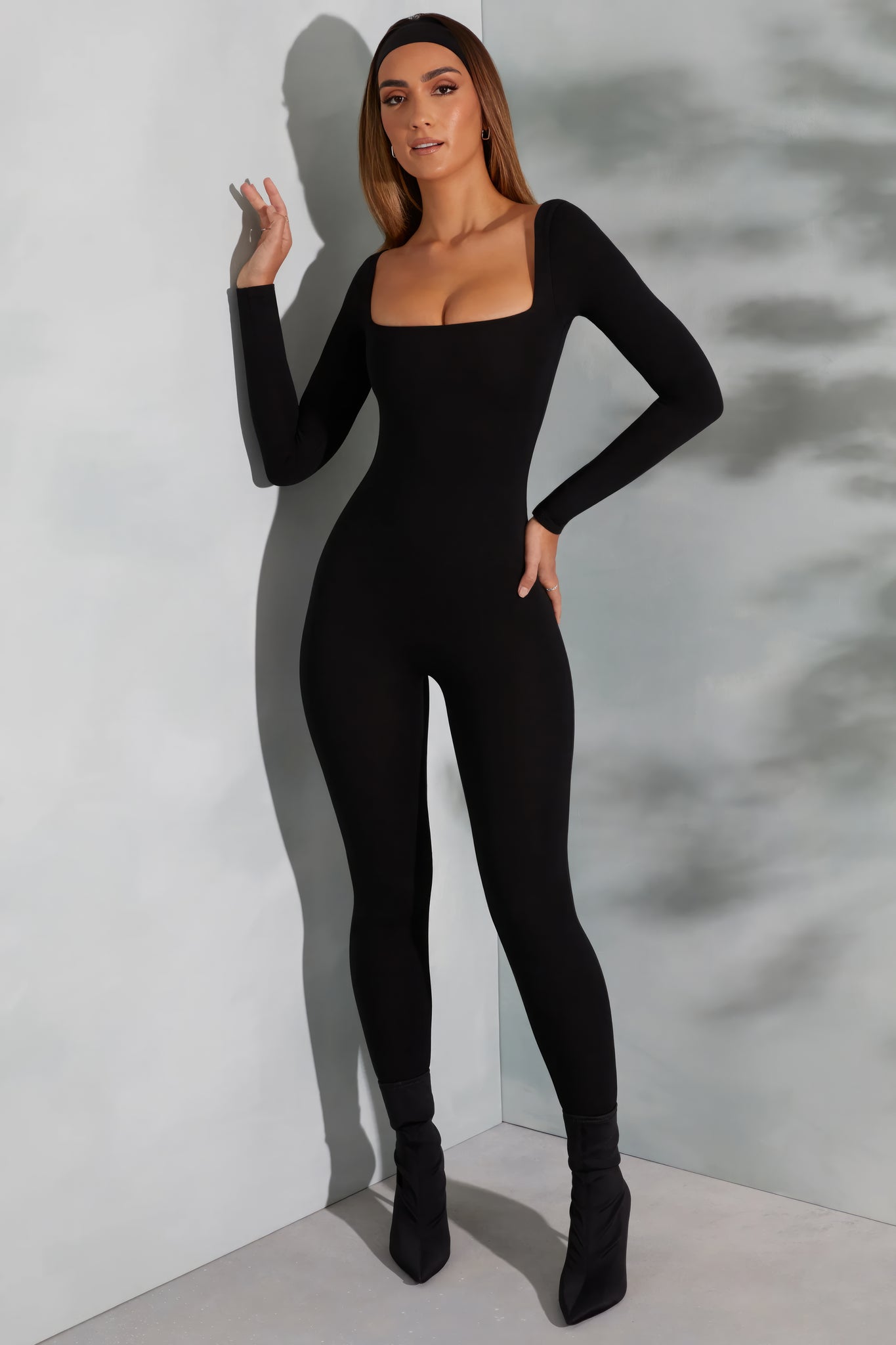 dresses : Amira – Combinaison élégante à manches longues avec encolure carrée et coupe sculptante in van Seroa