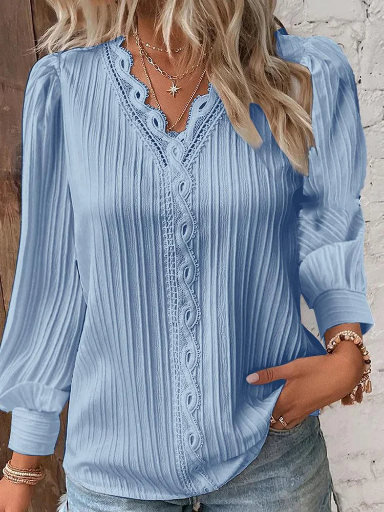 top blouses : Caroline – Blouse Bohème Chic à Plis avec Dentelle in van Seroa