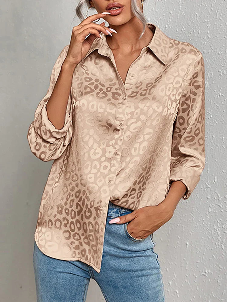 top blouses : Elena - Blouse en satin avec imprimé léopard subtil et fermeture boutonnée in Kaki van Seroa
