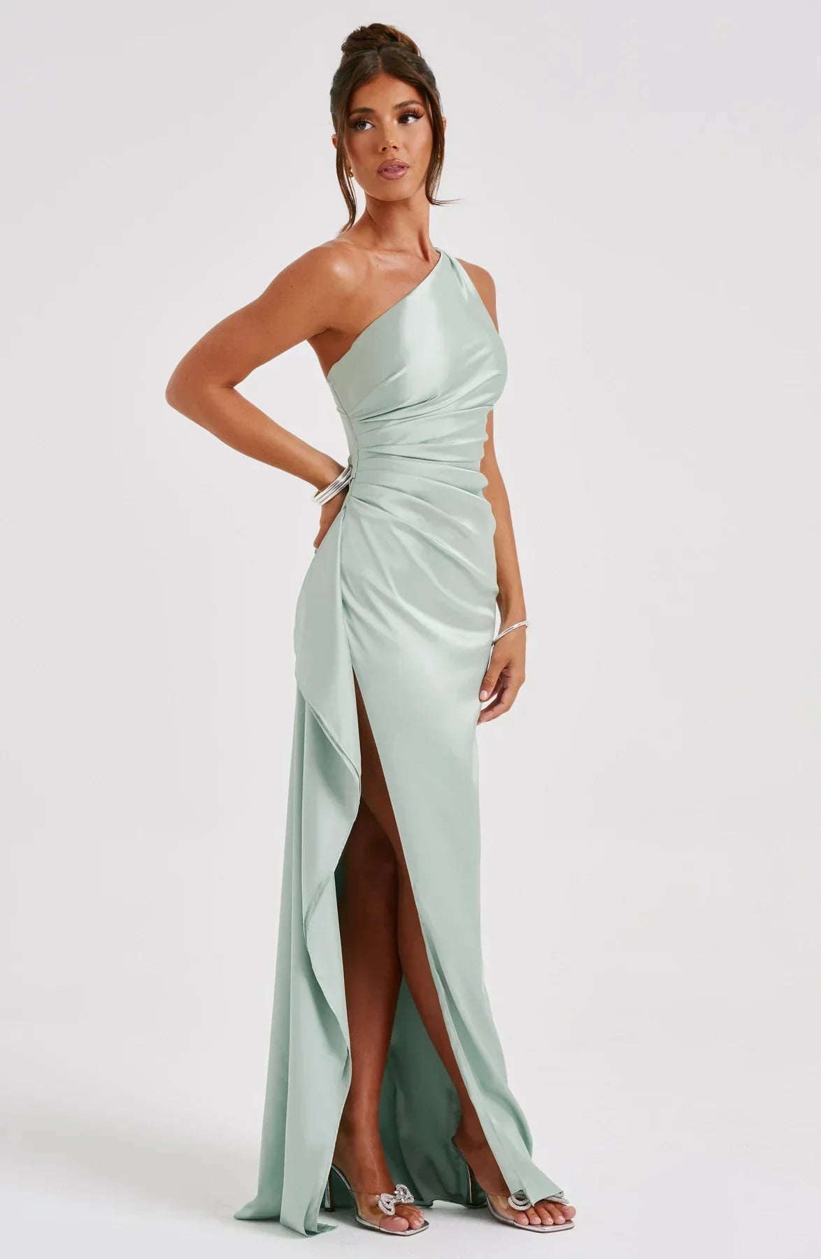 dresses : Valeria – Robe de soirée élégante en satin, asymétrique avec fente haute in van Seroa
