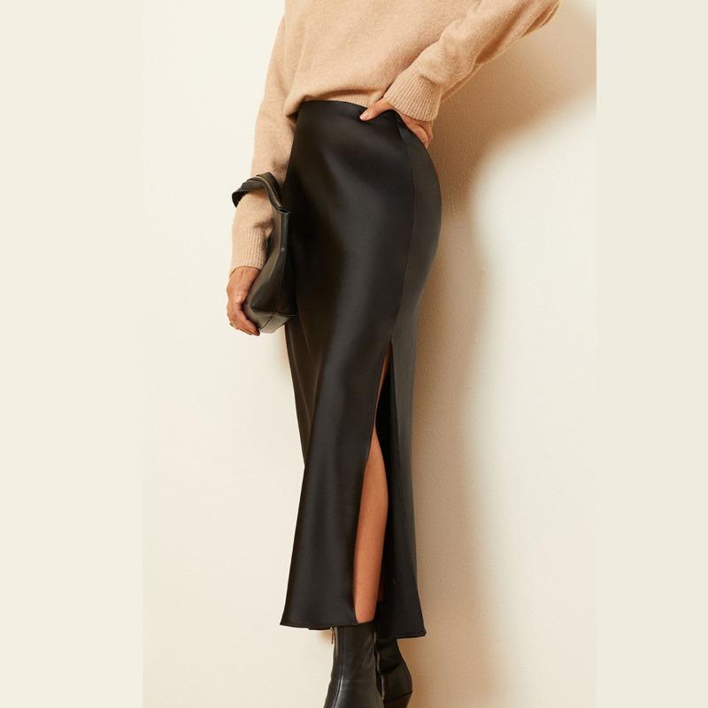 skirts : Quinn – Élégant ensemble en satin avec blouse décontractée et jupe midi in van Seroa