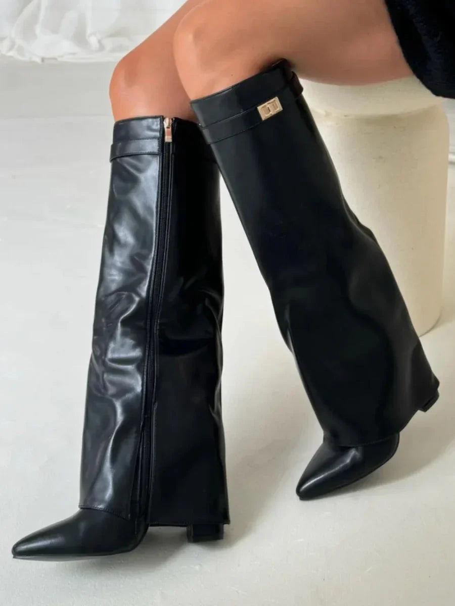 Damenstiefel aus schwarzem Wildleder mit Metallösen - Eleganz & Komfort