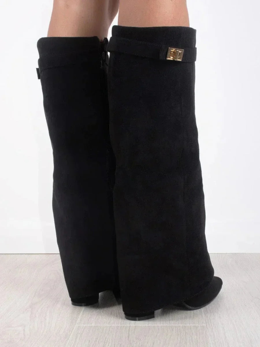 Damenstiefel aus schwarzem Wildleder mit Metallösen - Eleganz & Komfort