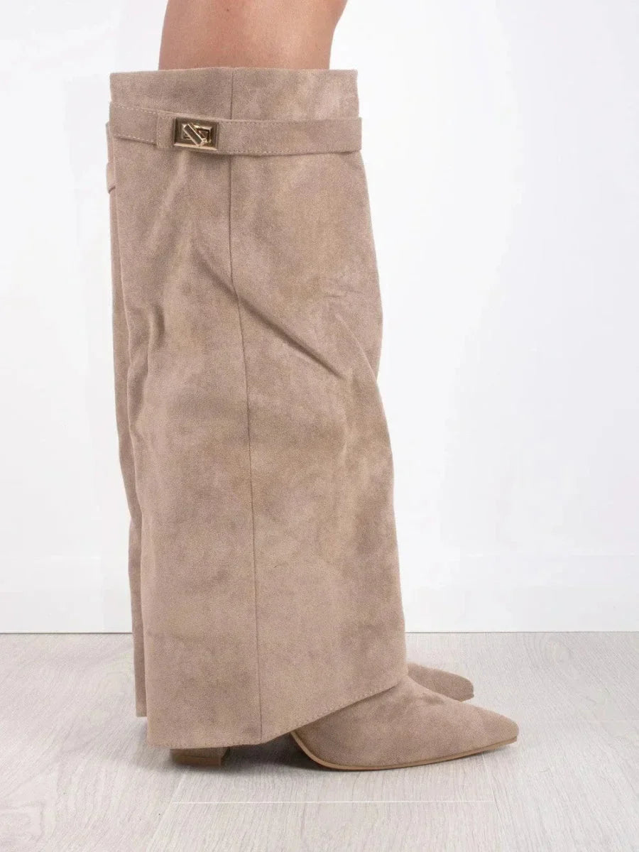 Damenstiefel aus schwarzem Wildleder mit Metallösen - Eleganz & Komfort