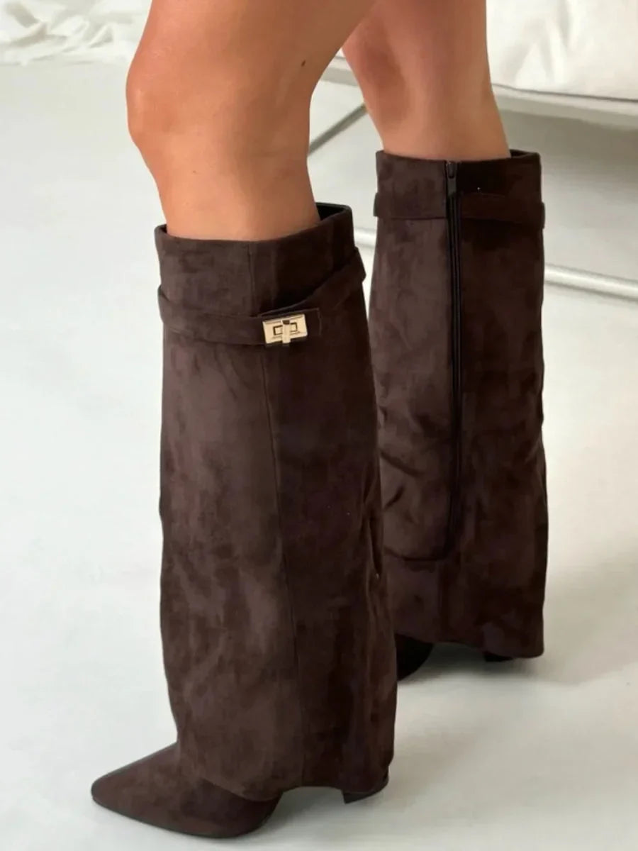 Damenstiefel aus schwarzem Wildleder mit Metallösen - Eleganz & Komfort