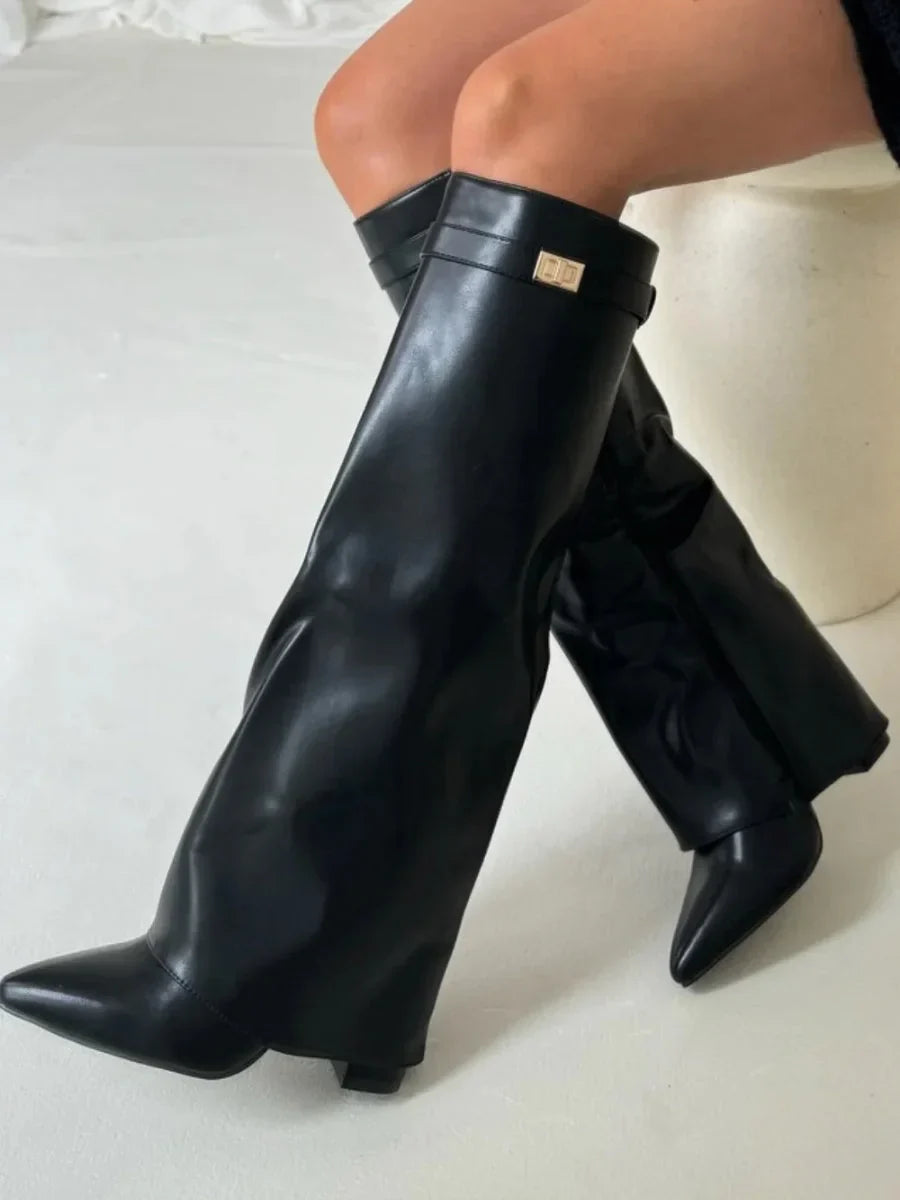 Damenstiefel aus schwarzem Wildleder mit Metallösen - Eleganz & Komfort