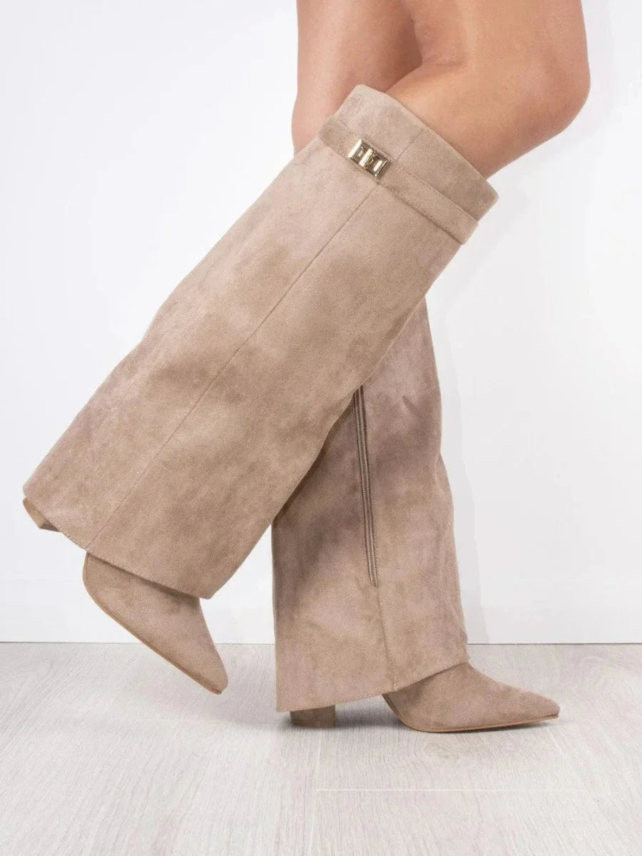 Damenstiefel aus schwarzem Wildleder mit Metallösen - Eleganz & Komfort