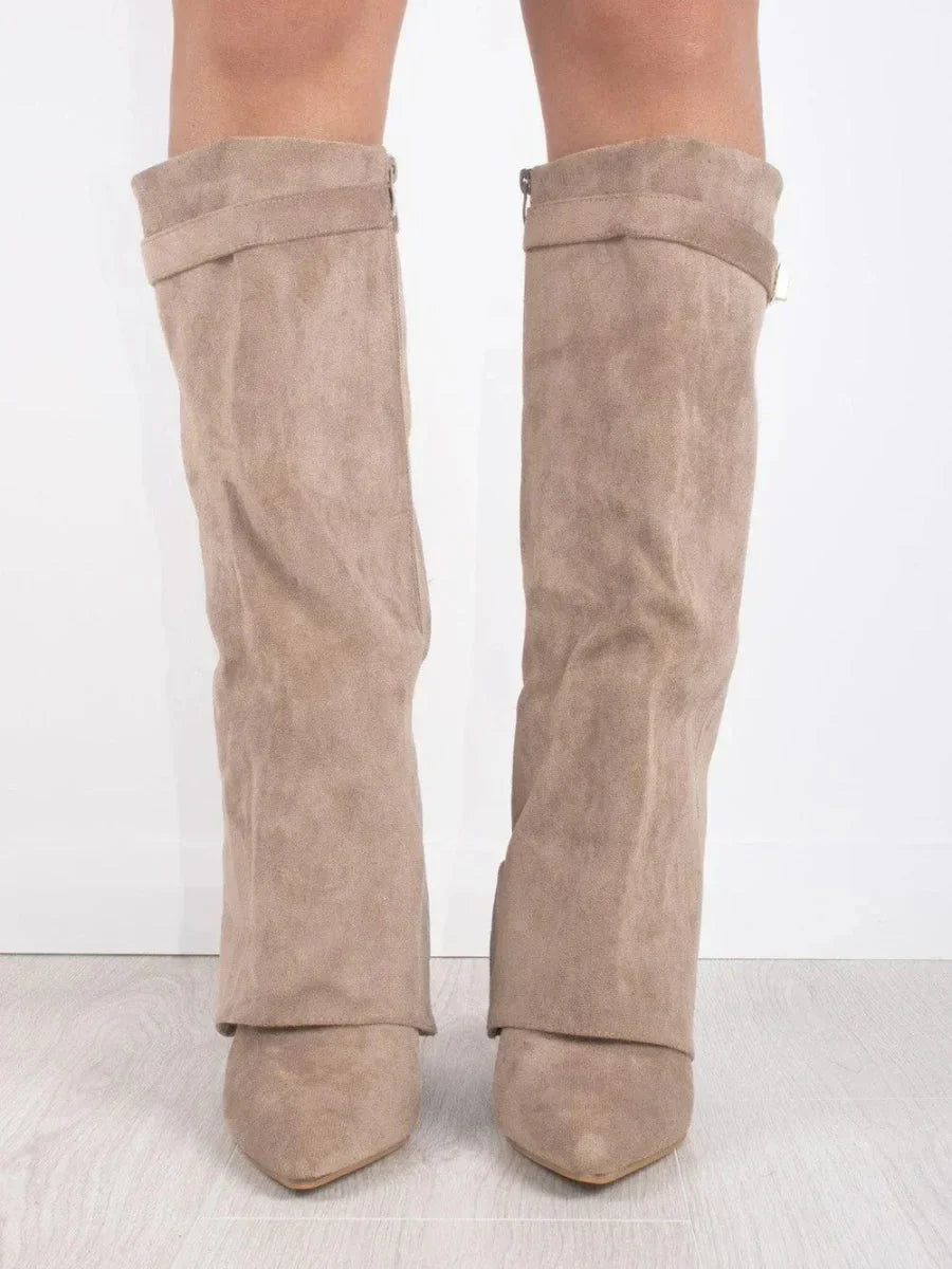 Damenstiefel aus schwarzem Wildleder mit Metallösen - Eleganz & Komfort