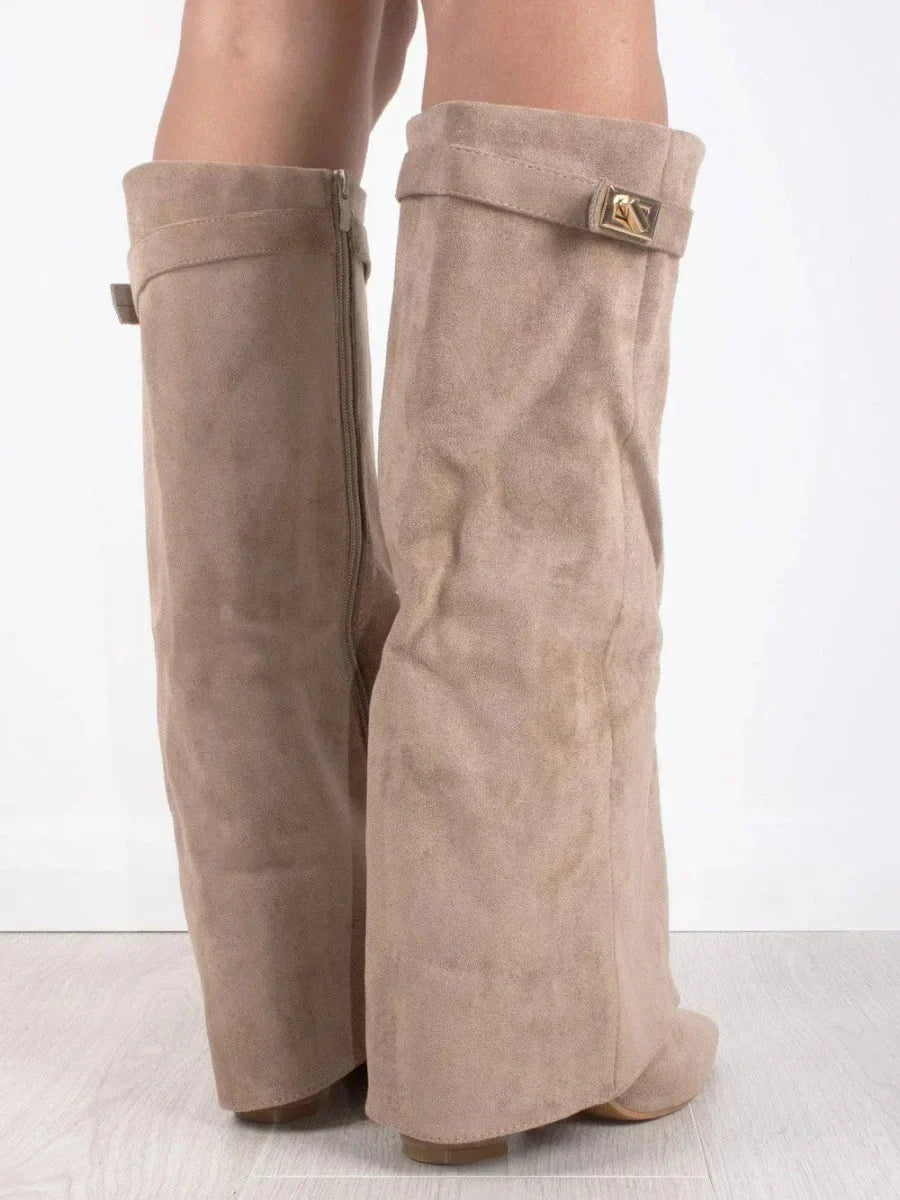 Damenstiefel aus schwarzem Wildleder mit Metallösen - Eleganz & Komfort