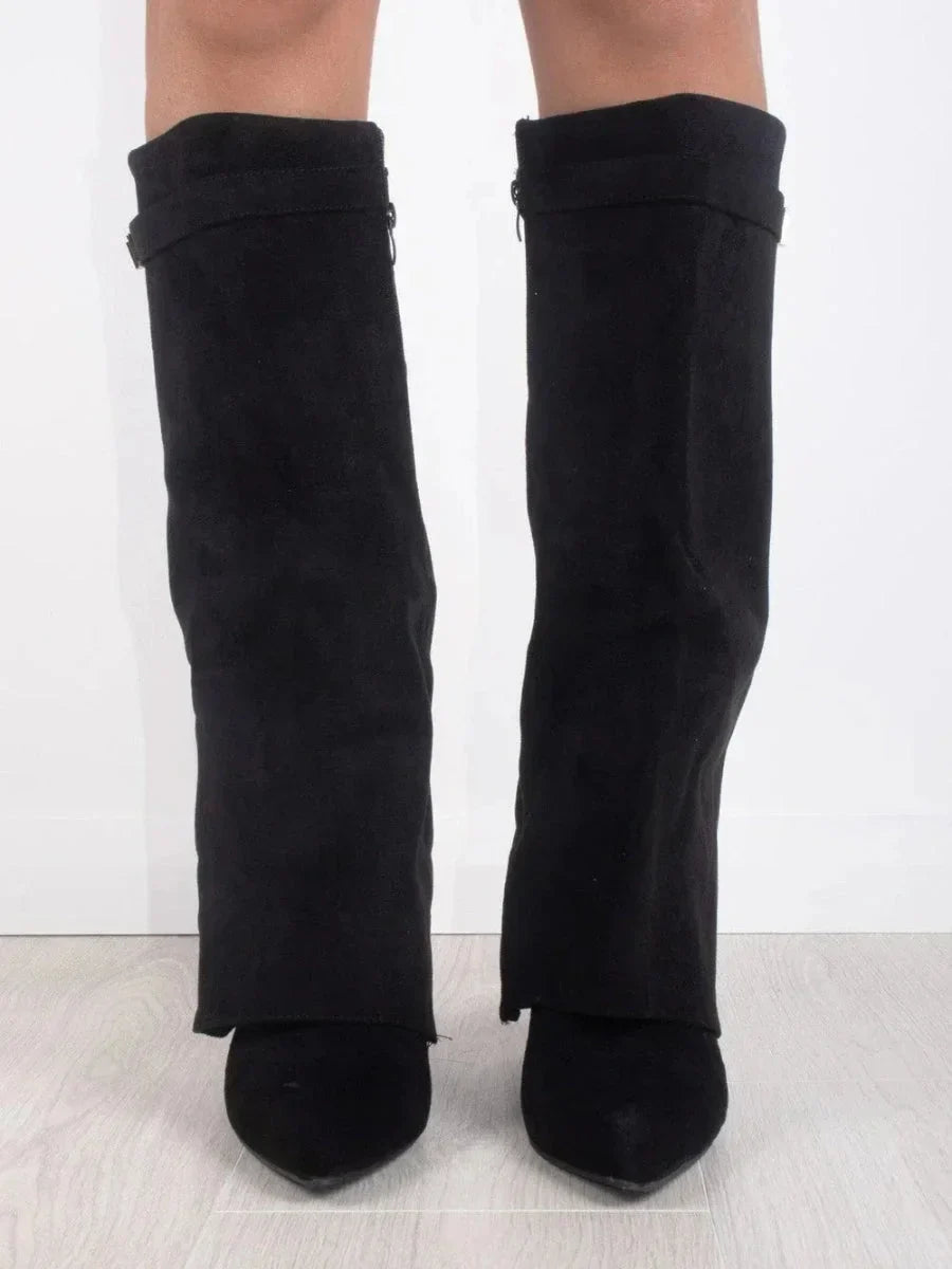 Damenstiefel aus schwarzem Wildleder mit Metallösen - Eleganz & Komfort