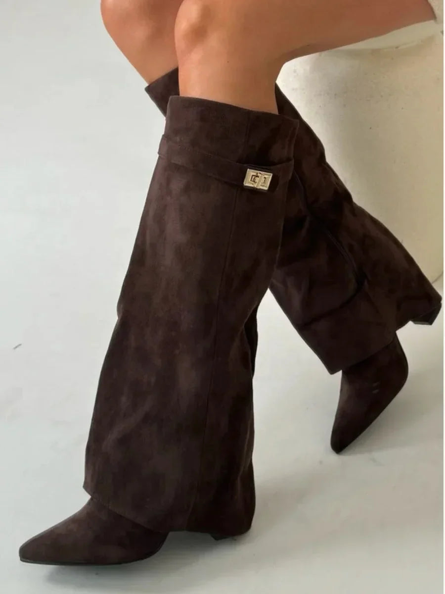 Damenstiefel aus schwarzem Wildleder mit Metallösen - Eleganz & Komfort