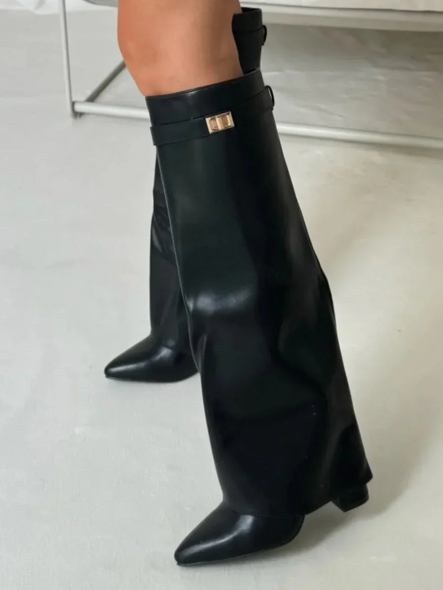 Damenstiefel aus schwarzem Wildleder mit Metallösen - Eleganz & Komfort