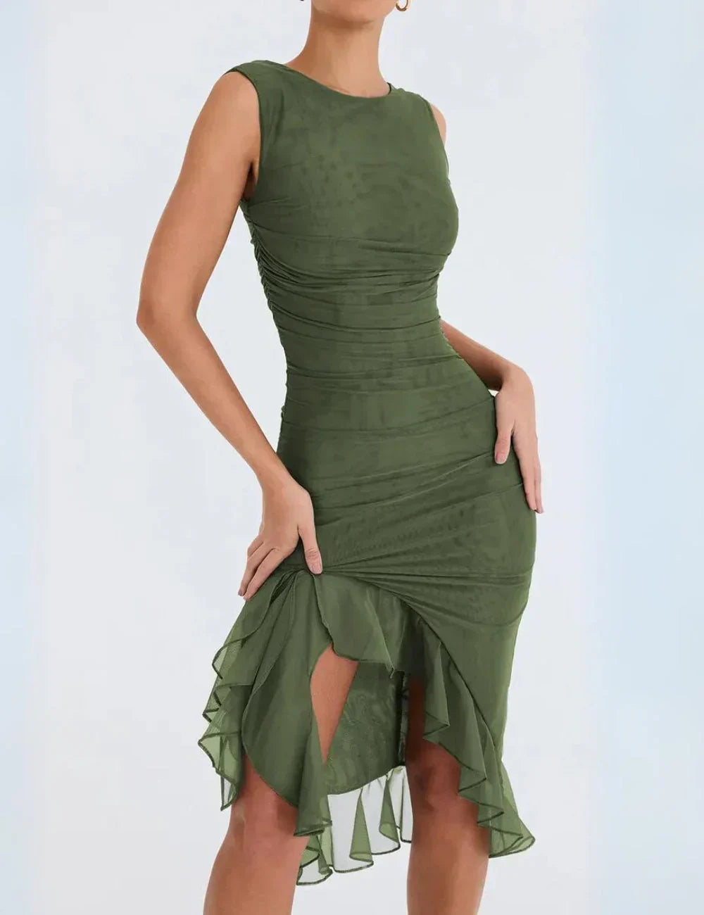 dresses : Willow – Robe de cocktail noire élégante avec volants et coupe asymétrique in Vert van Seroa