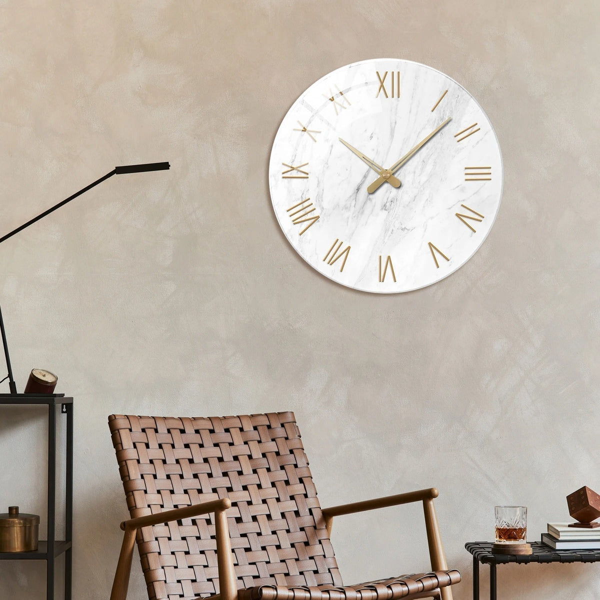 Horloge Murale Effet Marbre – Chiffres Romains Dorés et Élégance Classique