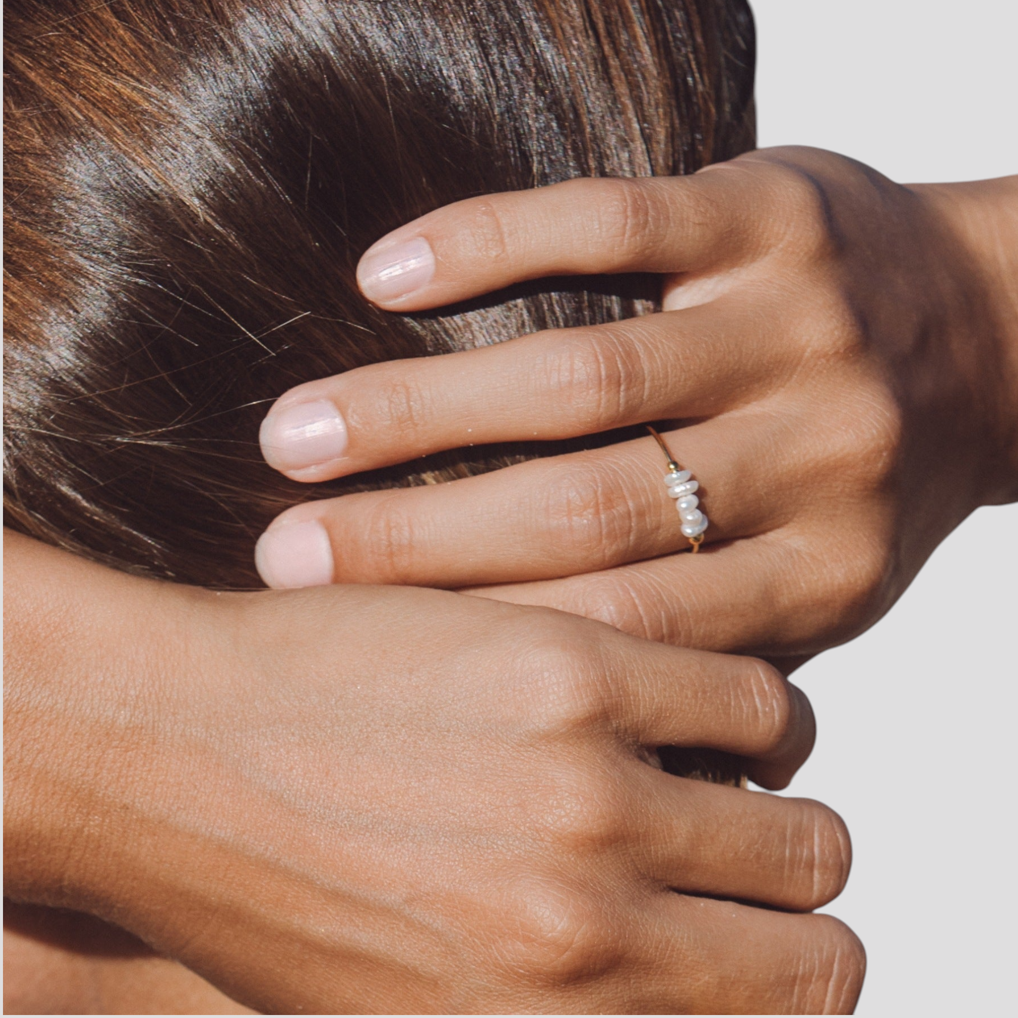 Bague Élégante avec Perles Discrètes Femme