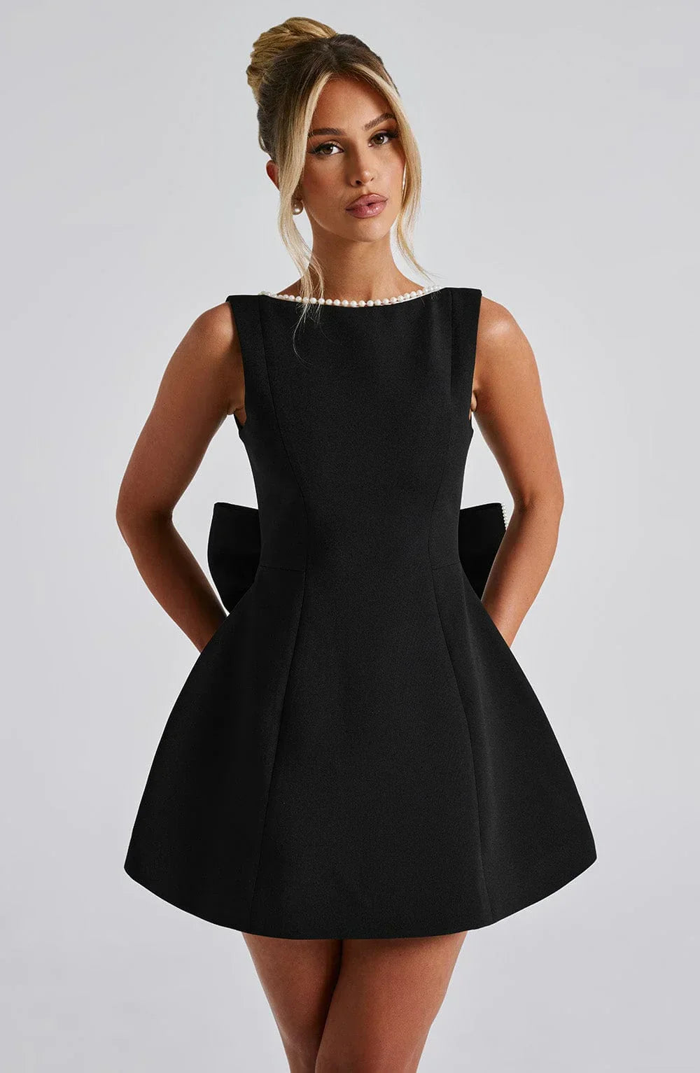 Robe Courte Femme Noire à Nœud Décoratif au Dos - Coton Léger