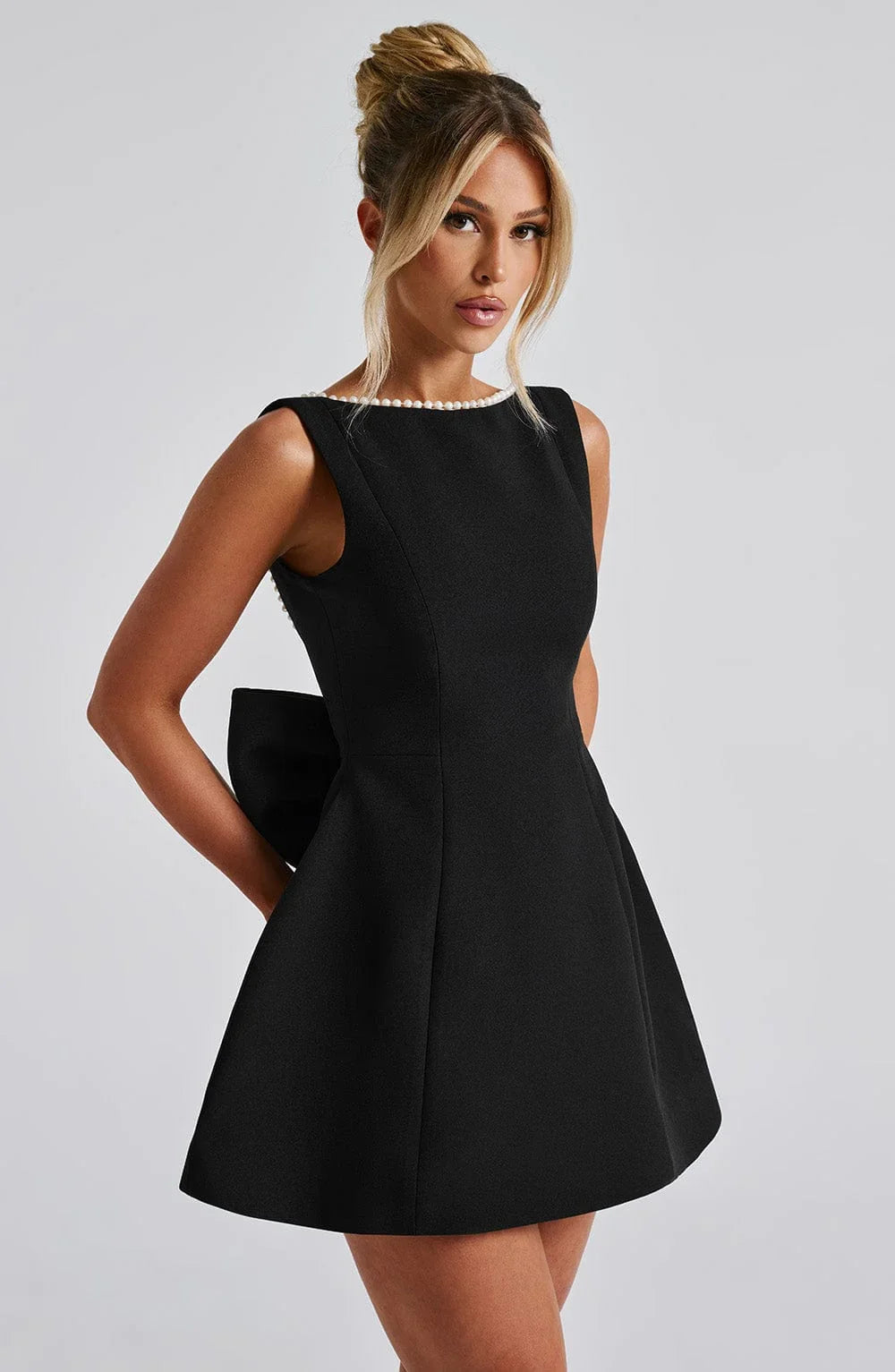 Robe Courte Femme Noire à Nœud Décoratif au Dos - Coton Léger