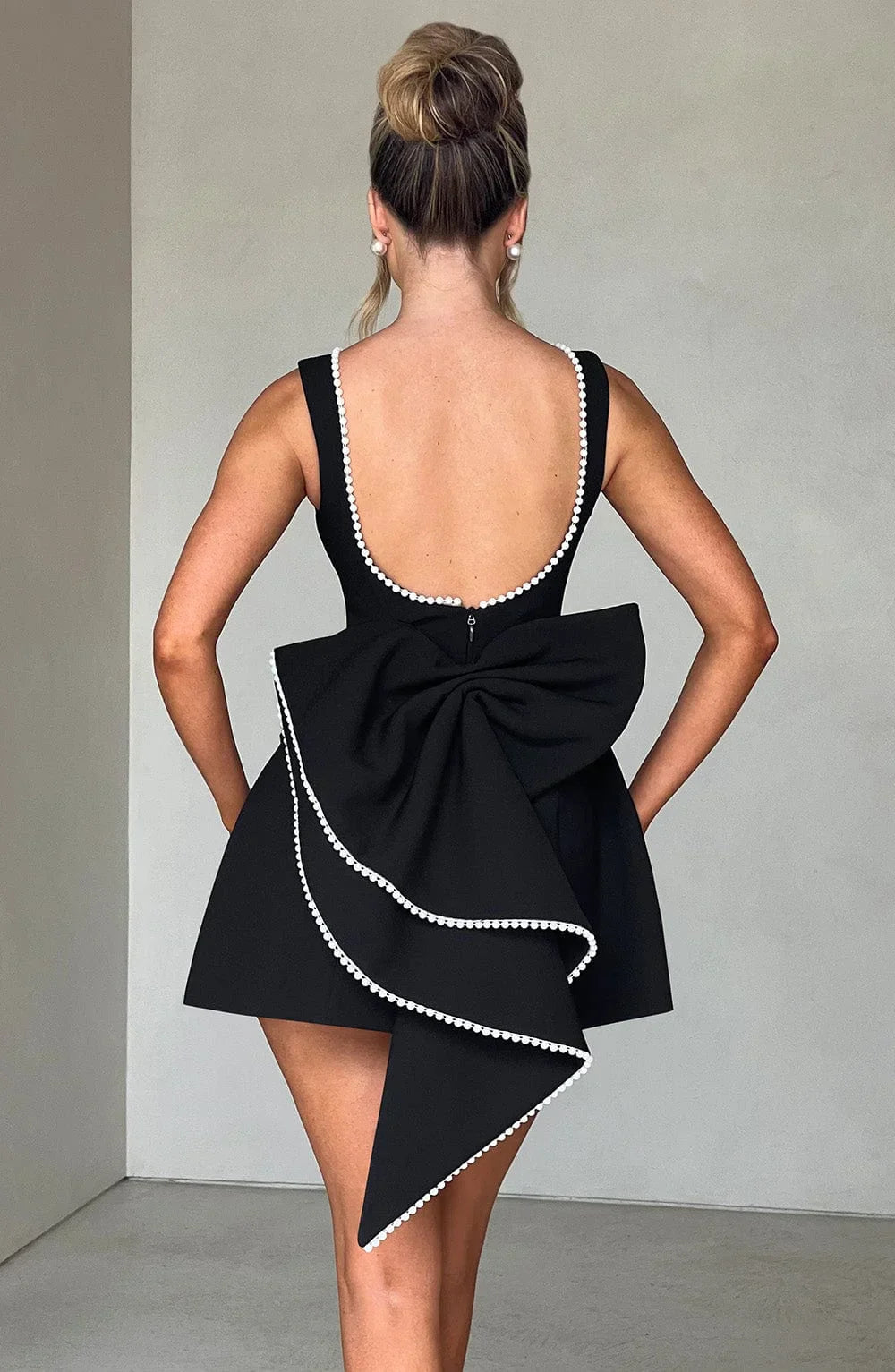 Robe Courte Femme Noire à Nœud Décoratif au Dos - Coton Léger