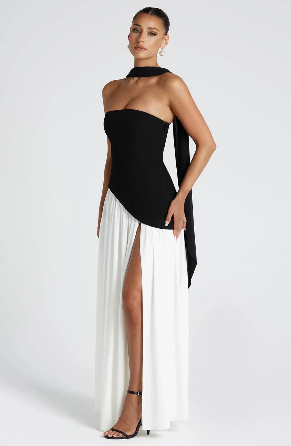 Langes Kleid mit Schlitz für Damen mit Korsett, elegant und modern, für