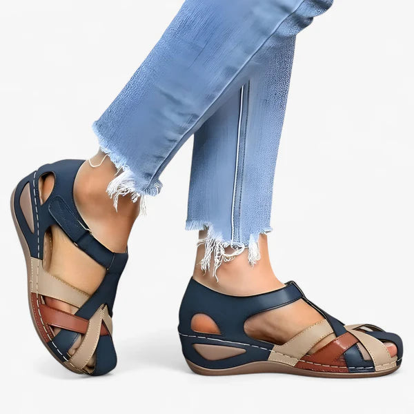 Bequeme Keilsandalen mit mehreren Riemen für angenehmes Tragen