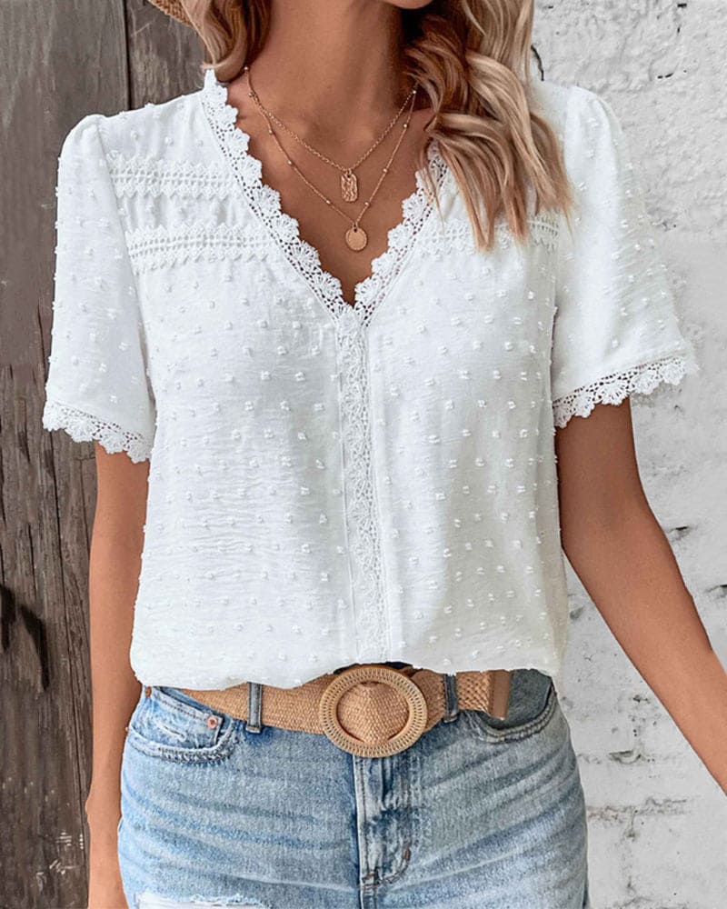 top blouses : Sophie – Blouse Vintage en Coton avec Détails en Dentelle et Manches Bouffantes in Blanc van Seroa