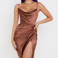 Elegantes Satin-Kleid mit Wasserfallausschnitt und seitlichem Schlitz für Damen