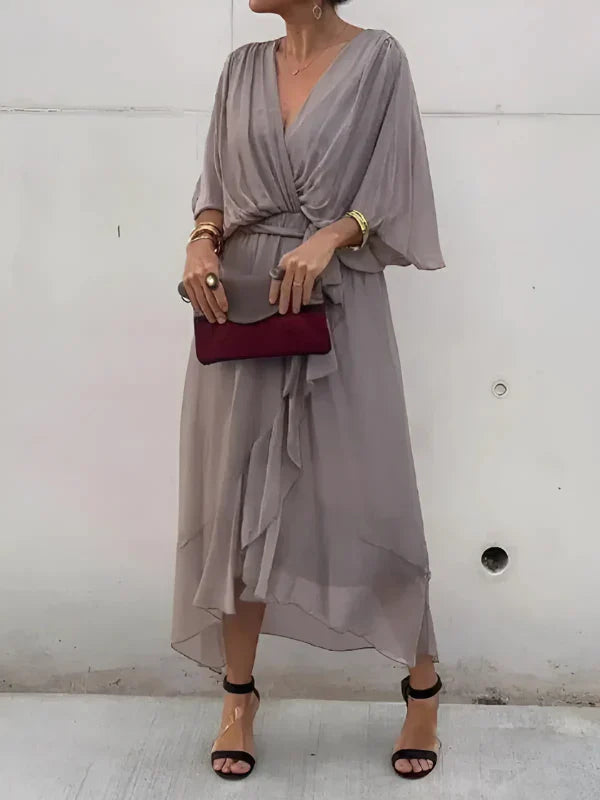 dresses : Alina – Robe Élégante Portefeuille en Mousseline à Col en V et Coupe Fluide in Gris van Seroa