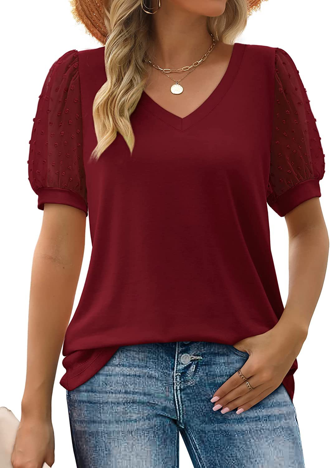 top blouses : Janne – T-shirt élégant à manches bouffantes et col en V in Rouge van Seroa