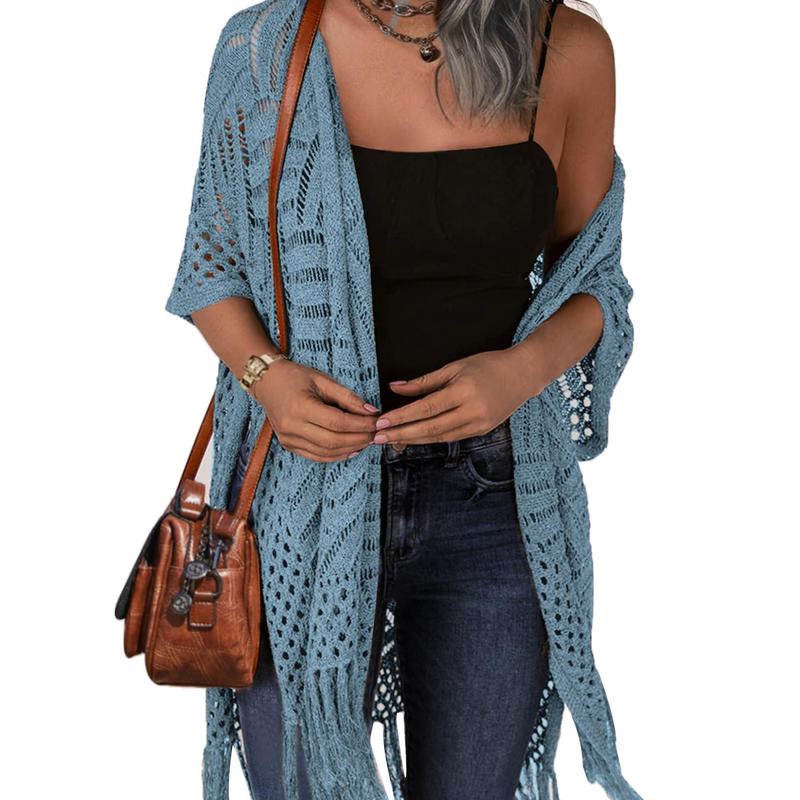 Gemütliche Sommer-Strickjacke mit Ausschnitten und Quasten