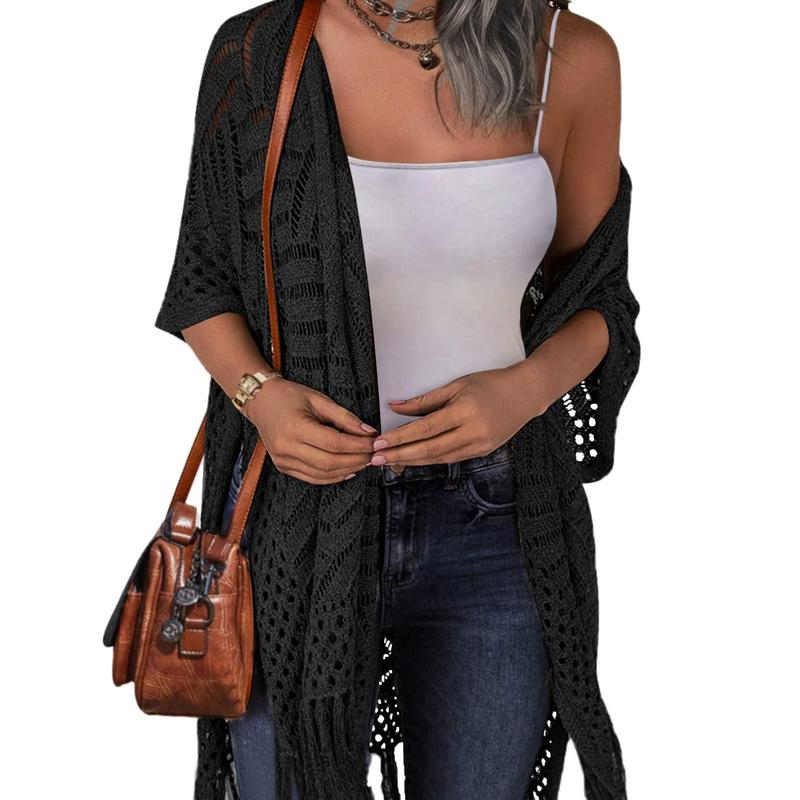 Gemütliche Sommer-Strickjacke mit Ausschnitten und Quasten