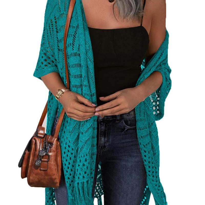 Gemütliche Sommer-Strickjacke mit Ausschnitten und Quasten