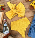 Eleganter goldener Bandeau-Bikini für Damen