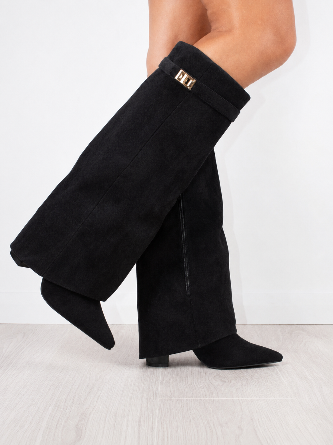 Damenstiefel aus schwarzem Wildleder mit Metallösen – Eleganz & Komfort