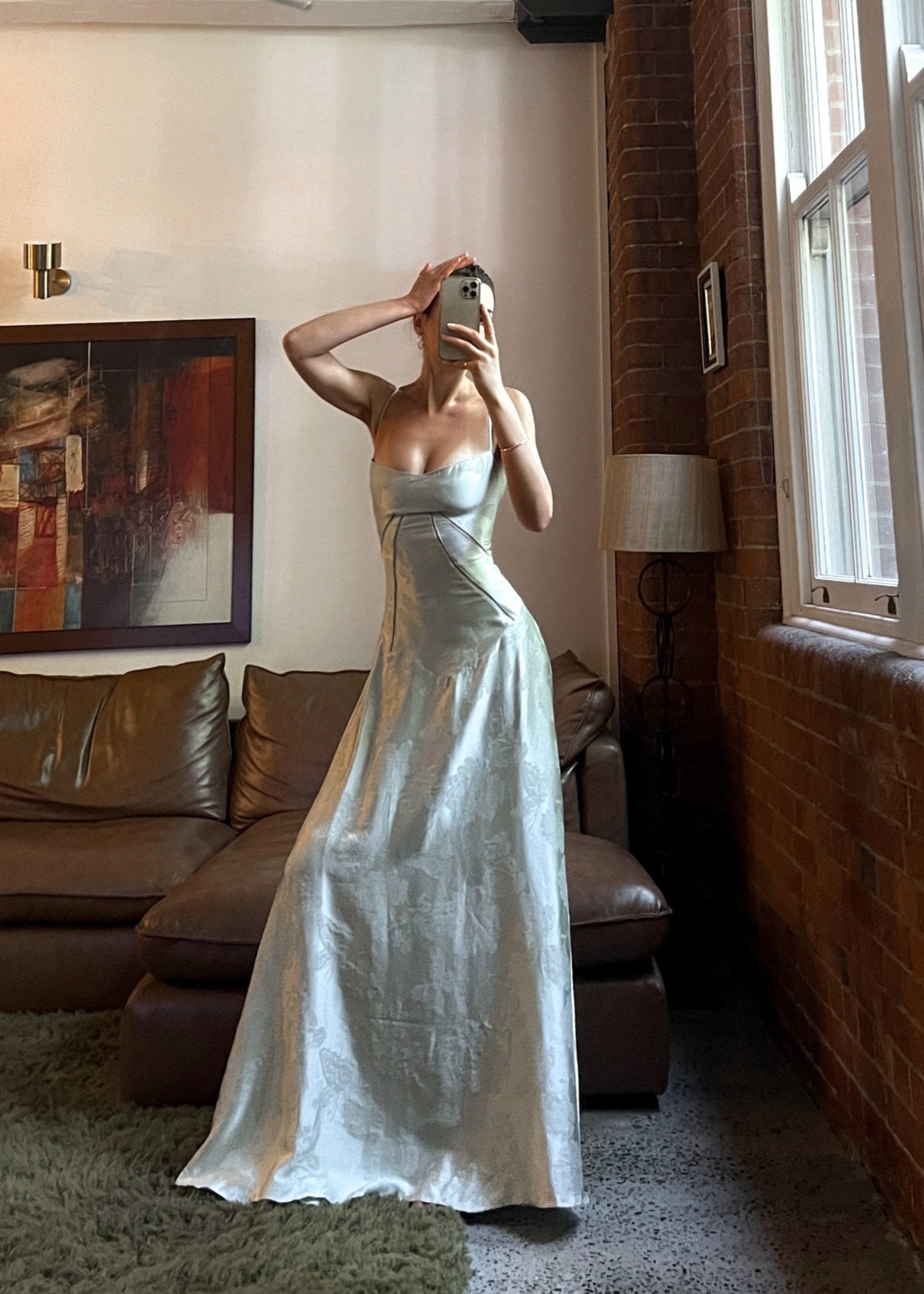dresses : Ayla – Élégante robe de soirée en satin à dos lacé et motif floral in van Seroa