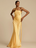 Langes Damenkleid gelb glänzend asymmetrisch elegant