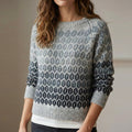 Leichter Damenpullover, feminine Mode, stylische Kleidung