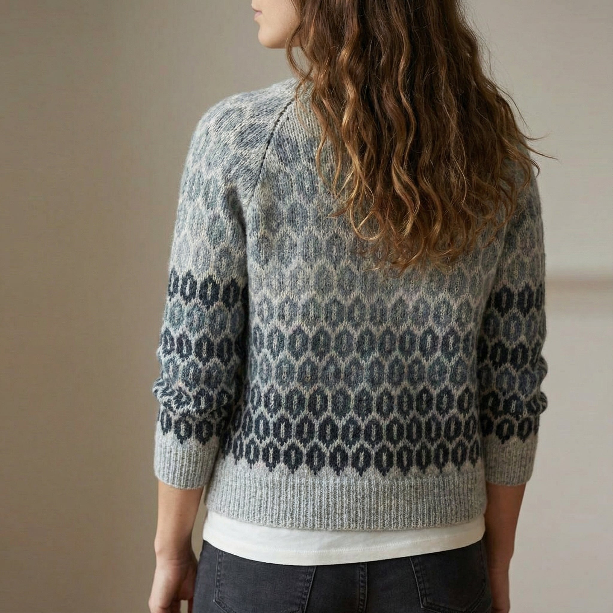 Leichter Damenpullover, feminine Mode, stylische Kleidung